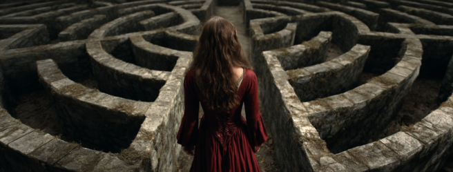 Enthusias A young woman with long brown hair in a labyrinth 59b8c0da 09ed 461b a54f 608667ae88ca 1
