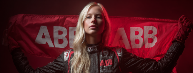 Enthusias An attractive Formula 1 lady holding a flag with th 714deebb 1dde 4624 87f9 212217940d03 2