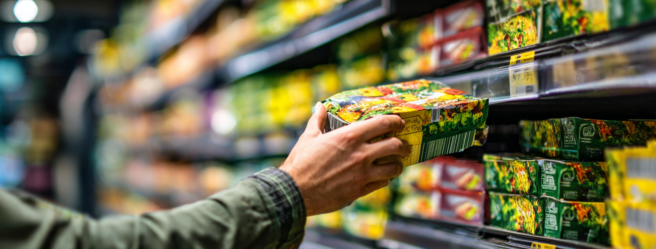Enthusias An investor in a supermarket The investor reaches 851b702a 1c82 469e bd1f 7ab0705d807c 0