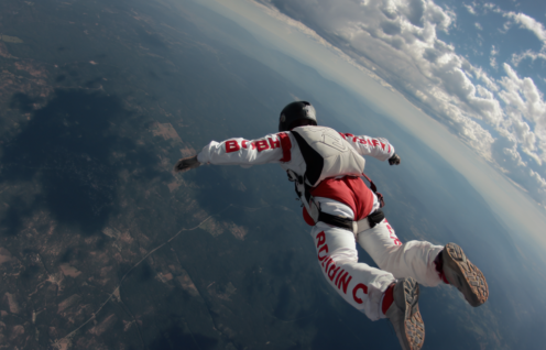 Enthusias A skydiver in the air View from above The letters d3e565c6 d25d 46c4 88bf 61235eda03ac 0