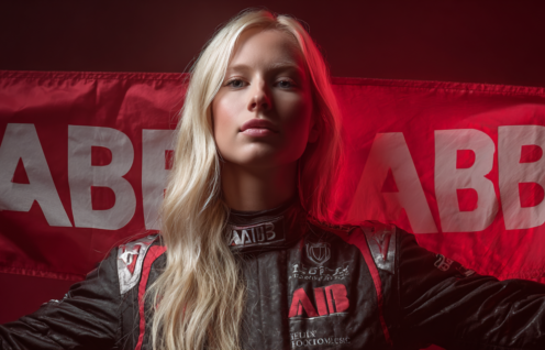 Enthusias An attractive Formula 1 lady holding a flag with th 714deebb 1dde 4624 87f9 212217940d03 2